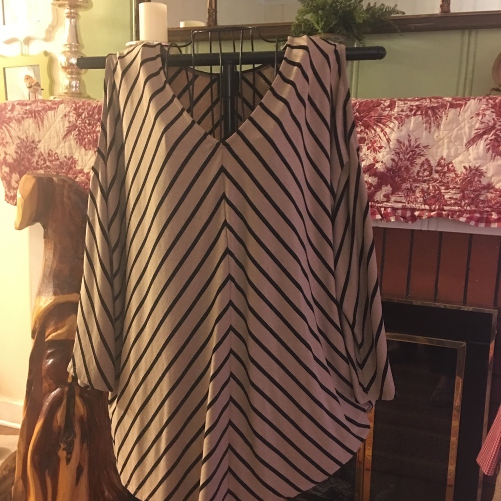 Beautiful cold shoulder Serena Williams top!